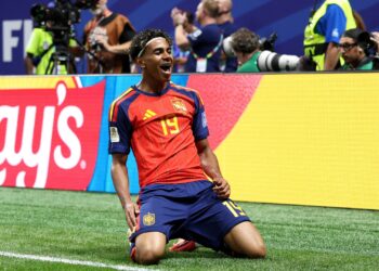 Yamal comemora o primeiro gol da carreira em Copas após a vitória da Espanha sobre a Arábia Saudita