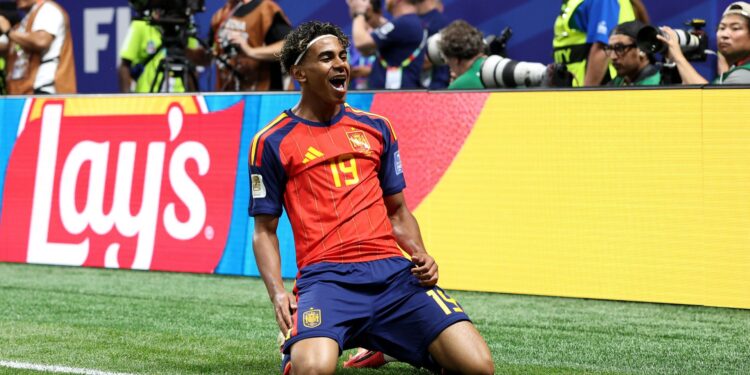 Yamal comemora o primeiro gol da carreira em Copas após a vitória da Espanha sobre a Arábia Saudita