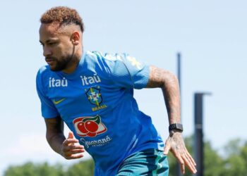 Neymar participa de treino da Seleção e anima elenco antes do jogo contra a Escócia