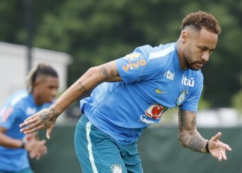 Neymar treina com a Sele&ccedil;&atilde;o e pode ser relacionado para o duelo contra a Esc&oacute;cia