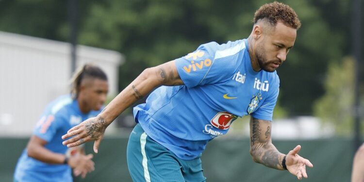 Neymar treina com a Seleção e pode ser relacionado para o duelo contra a Escócia