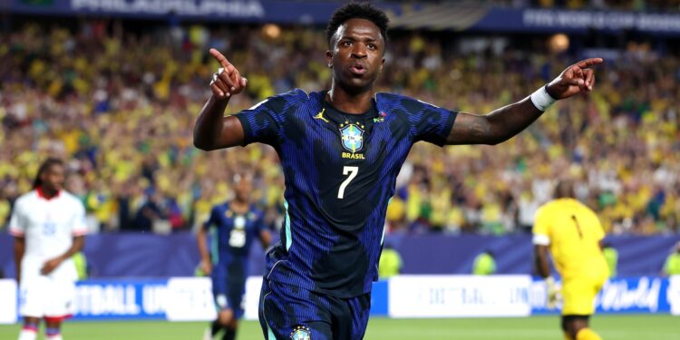 Técnico da Escócia destacou o talento de Vini Jr antes do duelo contra o Brasil
