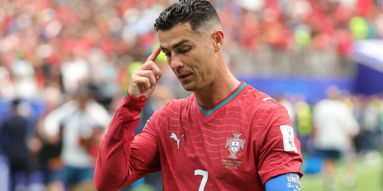 Cristiano Ronaldo se irrita com perguntas sobre Messi após a goleada de Portugal na Copa do Mundo