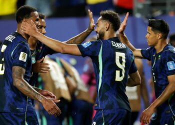 Brasil entra em campo contra a Escócia com três jogadores pendurados na Copa do Mundo