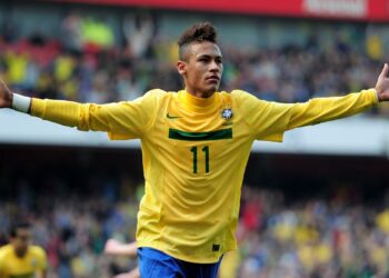 Neymar decide em 2011 e marca os dois gols na vitória do Brasil por 2 a 0 sobre a Escócia em amistoso