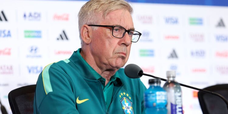 Carlo Ancelotti define os titulares para o confronto decisivo contra a Escócia