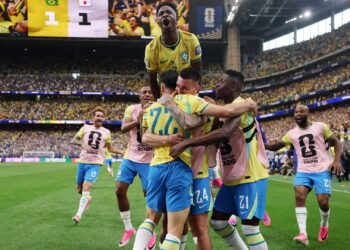 Brasil comemora a classificação às oitavas de final da Copa do Mundo após vencer o Japão por 2 a 1