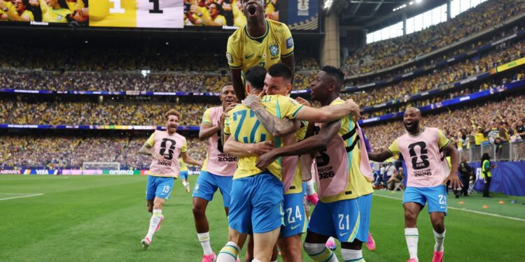 Brasil comemora a classificação às oitavas de final da Copa do Mundo após vencer o Japão por 2 a 1