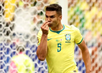 Casemiro comemora o gol de empate na vitória do Brasil sobre o Japão pela Copa do Mundo