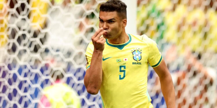 Casemiro comemora o gol de empate na vitória do Brasil sobre o Japão pela Copa do Mundo