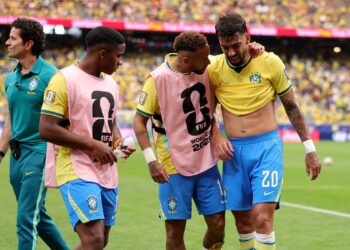Lucas Paquetá será submetido a exames após deixar o jogo contra o Japão com dores na coxa esquerda