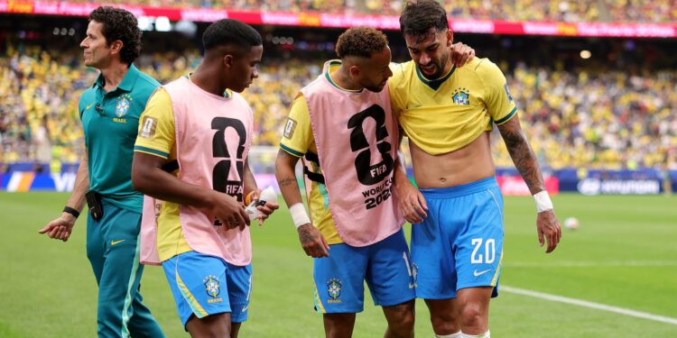 Lucas Paquetá será submetido a exames após deixar o jogo contra o Japão com dores na coxa esquerda