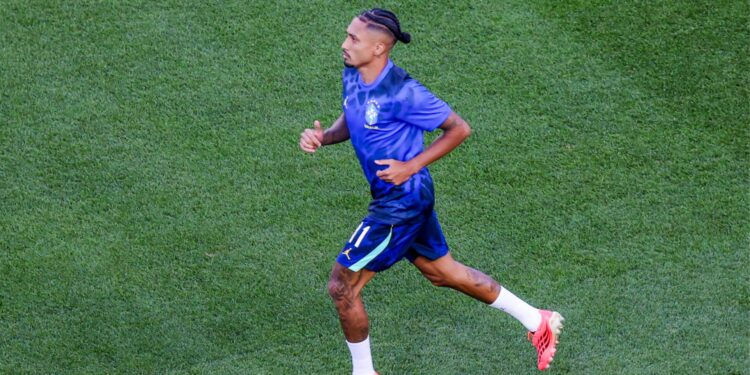 Raphinha segue em tratamento enquanto o Brasil se prepara para as oitavas da Copa do Mundo