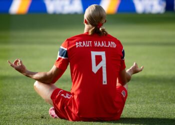 Haaland comemorando gol marcado contra o Iraque, em sua estreia na Copa do Mundo