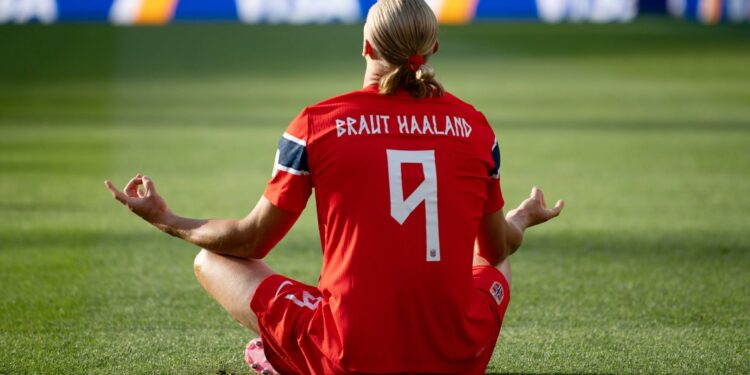 Haaland comemorando gol marcado contra o Iraque, em sua estreia na Copa do Mundo