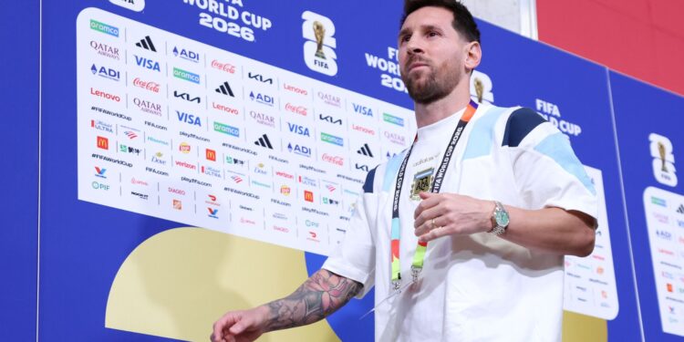 Lionel Messi na chegada da delegação da Argentina para o jogo contra a Argélia
