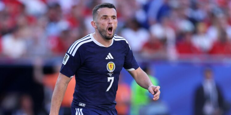 John McGinn, jogador da Escócia reprovou qualquer plano conservador para garantir a classificação entre os melhores terceiros colocados.