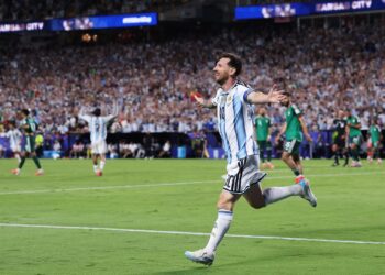 Lionel Messi comemorando um dos gols marcados contra a Argélia, na estreia da Copa do Mundo