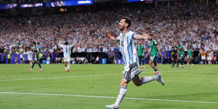 Lionel Messi comemorando um dos gols marcados contra a Argélia, na estreia da Copa do Mundo
