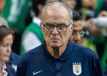 Bielsa, treinador da sele&ccedil;&atilde;o uruguaia criticou as pausas obrigat&oacute;rias para hidrata&ccedil;&atilde;o implementadas pela Fifa.