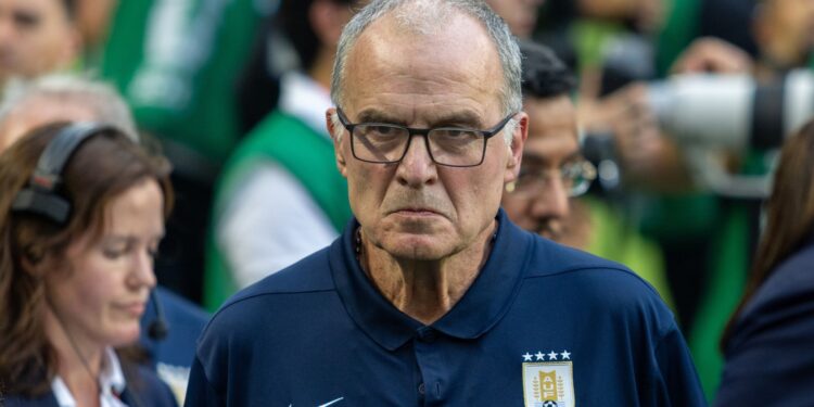 Bielsa, treinador da seleção uruguaia criticou as pausas obrigatórias para hidratação implementadas pela Fifa.
