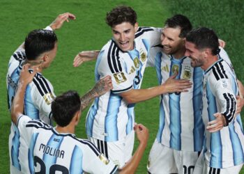 Jogadores da Argentina comemorando gol contra a Argélia