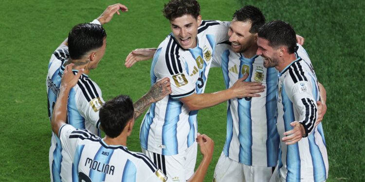 Jogadores da Argentina comemorando gol contra a Argélia