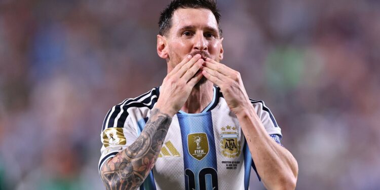 Lionel Messi, o maior artilheiro da história das Copas, comemorando gol contra a Argélia