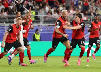 Arnautovic e companheiros comemorando gol da Áustria contra a Jordânia