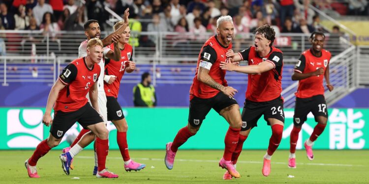 Arnautovic e companheiros comemorando gol da Áustria contra a Jordânia