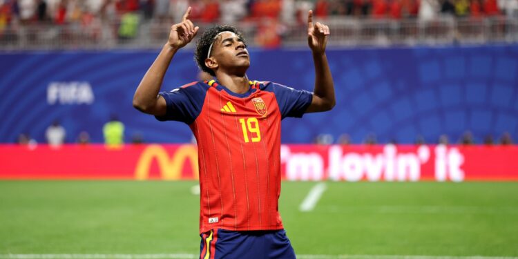 Lamine Yamal, aos 18 anos, a joia da seleção espanhola marcou neste domingo, 21, seu primeiro gol em uma Copa do Mundo.