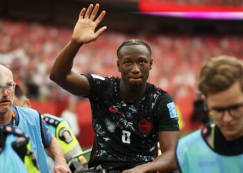 Ismael Koné deixando o gramado de maca, após quebrar a perna