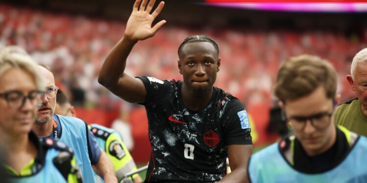Ismael Koné deixando o gramado de maca, após quebrar a perna
