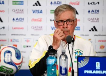 Carlo Ancelotti concedendo entrevista coletiva, antes de partida contra o Haiti
