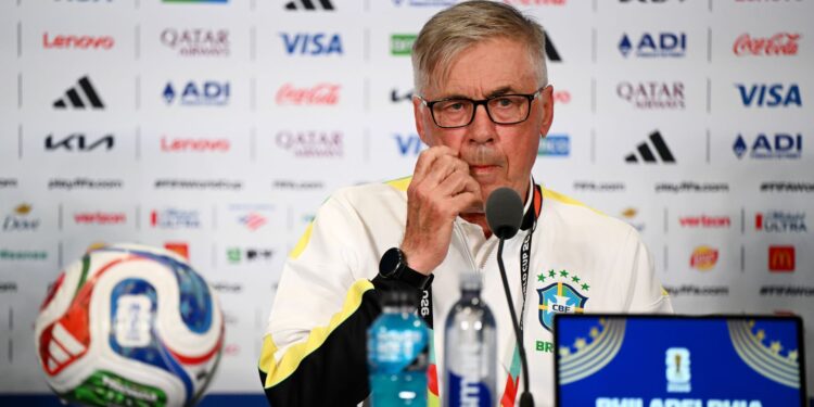 Carlo Ancelotti concedendo entrevista coletiva, antes de partida contra o Haiti