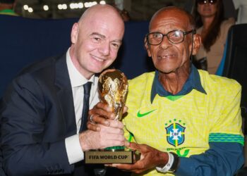 Brito ao lado de Gianni Infantino, presidente da FIFA (Crédito: Getty Images)