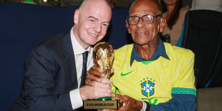 Brito ao lado de Gianni Infantino, presidente da FIFA (Crédito: Getty Images)