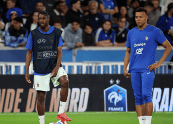 Dembélé cobra Mbappé e pede mais entrega defensiva na França