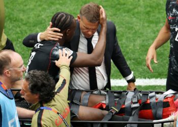 Ismael Koné deixando o gramado do Estádio de Vancouver de maca