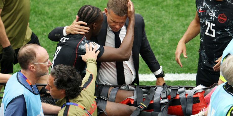 Ismael Koné deixando o gramado do Estádio de Vancouver de maca