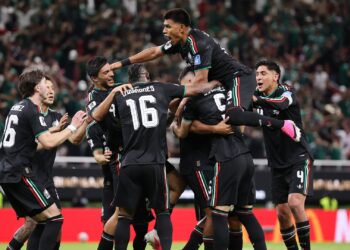 Jogadores do México comemorando o gol da vitória contra a Coreia do Sul