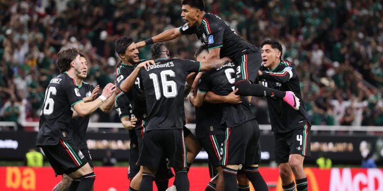 Jogadores do México comemorando o gol da vitória contra a Coreia do Sul