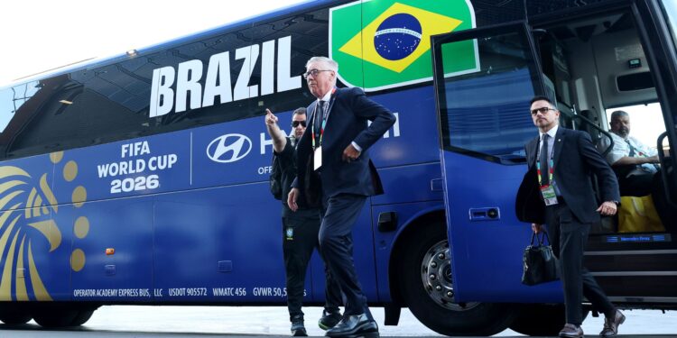 Carlo Ancelotti chegando para a partida entre Brasil e Haiti
