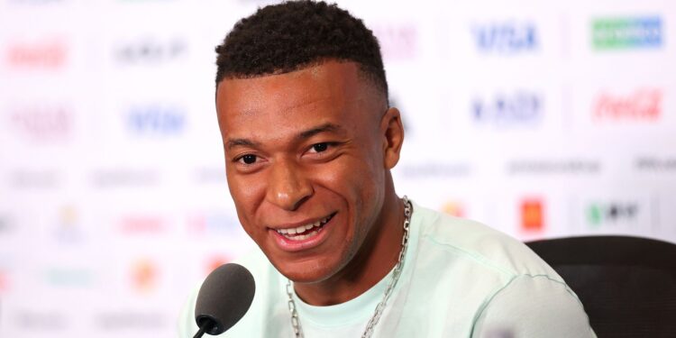 Mbappé alcança 100 partidas pela seleção francesa, falou sobre a disputa pela artilharia histórica dos Mundiais e não poupou elogios a Messi.