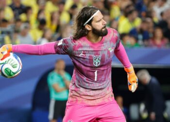 A sele&ccedil;&atilde;o brasileira realiza treinos com a aus&ecirc;ncia do goleiro Alisson. Por controle de carga, o camisa 1 realizou apenas trabalhos na academia.