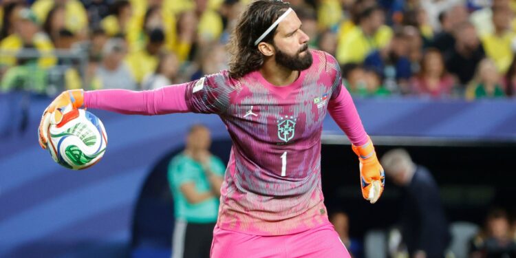 A seleção brasileira realiza treinos com a ausência do goleiro Alisson. Por controle de carga, o camisa 1 realizou apenas trabalhos na academia.