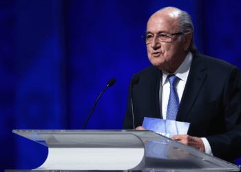 O ex-presidente da Fifa, Blatter, criticou a Fifa e Gianni Infantino ap&oacute;s &aacute;rbitro ser impedido de entrar nos Estados Unidos.