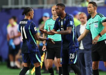 Rayan substituindo Raphinha, em Brasil x Haiti
