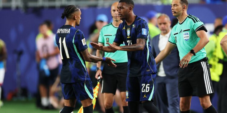 Rayan substituindo Raphinha, em Brasil x Haiti