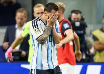 Lionel Messi teve a oportunidade de colocar a Argentina em vantagem, mas acabou desperdiçando a chance ao errar a cobrança do pênalti.